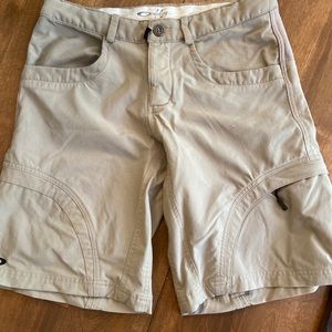 Men’s Oakley shorts / like new/ smoke, pet free home. Size small